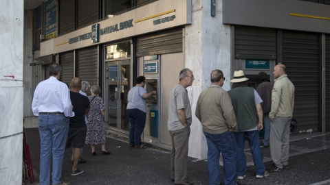 Tras la convocatoria del referéndum sobre las medidas de las instituciones, la fuga de capitales se ha agudizado en Grecia. En la imagen, colas en un cajero de Atenas. Marko Djurica (EFE)