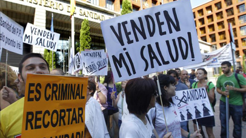 Una concentración a favor de la sanidad pública en el madrileño paseo del Prado. EFE