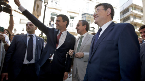 El presidente de la Generalitat, el socialista Ximo Puig, a su llegada a Les Corts acompañado por el expresidente José Luis Rodríguez Zapatero y por el secretario del PSOE, Pedro Sánchez. EFE/Manuel Bruque