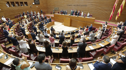 Los diputados aplauden al socialista Ximo Puig tras prometer el cargo como presidente de la Generalitat Valenciana ante el pleno de Les Corts. EFE/Manuel Bruque