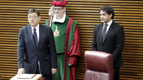 El socialista Ximo Puig promete el cargo como presidente de la Generalitat Valenciana ante el presidente de Las Cortes Valencianas, Francesc Colomer. EFE/Manuel Bruque