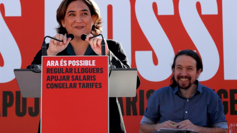 La alcaldesa de Barcelona, Ada Colau, y el secretario general de Podemos, Pablo Iglesias, durante el acto que han celebrado hoy en Barcelona para explicar el impacto de los presupuestos sobre los barceloneses, en un acto con el título "Ahor