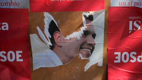 Un cartel electoral desgarrado del candidato socialista Pedro Sánchez en una calle de la localidad malagueña de Benalmadena. REUTERS/Jon Nazca