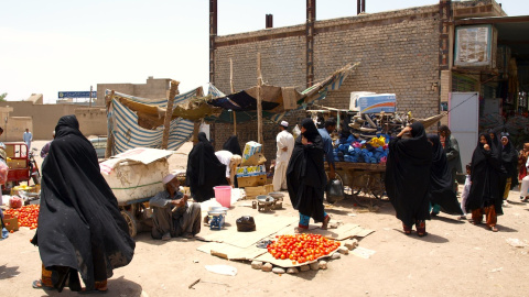 Mercado callejero en la ciudad de Iranshar, en la provincia iraní de Sistán y Baluchistán.