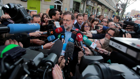 El presidente del Gobierno en funciones y candidato del PP para el 26-J, Mariano Rajoy, realizando unas declaraciones a los periodistas antes de intervenir en un acto electoral en Pontevedra. REUTERS/Miguel Vidal