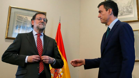 Mariano Rajoy ha intensificado en los últimos días los llamamientos al PSOE de Pedro Sánchez para que apoye su continuidad en La Moncloa. En la imagen, ambos líderes en su frio encuentro en el Congreso de los Diputados tras las elecciones d