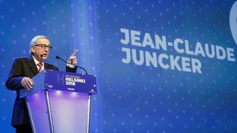 El presidente de la Comisión Europea (CE), Jean-Claude Juncker, durante el Congreso del Partido Popular Europeo (PPE), en Helsinki, Finlandia, hoy, 8 de noviembre de 2018. El líder del Grupo del Partido Popular Europeo, el alemán Manfred We