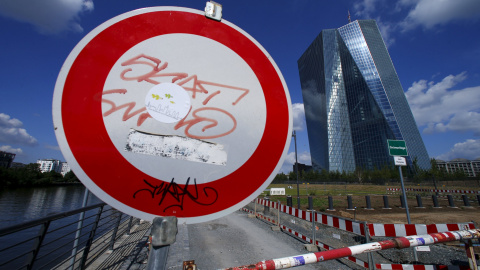 Una señal de tráfico de prohibido el paso cerca del edificio donde se encuentra la sede del BCE, en Fráncfort. REUTERS/Ralph Orlowski