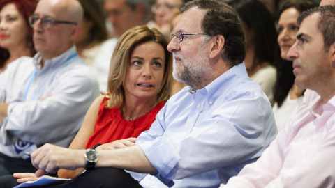 El candidato del Pp y presidente del Gobierno en funciones, Mariano Rajoy, conversa con la cabeza de lista de su partido al Congreso por la provincia de Santa Cruz de Tenerife, Ana Zurita, durante el encuentro que mantuvieron con afiliados 