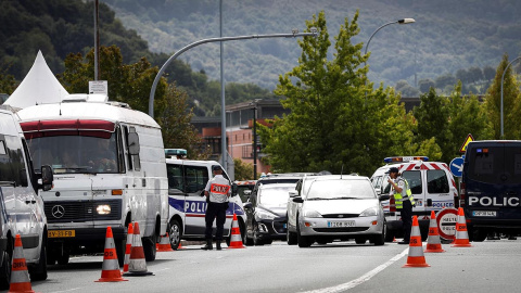 Policías franceses y españoles realizan controles de seguridad este lunes en el paso fronterizo de Santiago entre ambos países, en la localidad guipuzcoana de Irun. EFE/Javier Etxezarreta