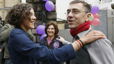 El cofundador de Podemos Juan Carlos Monedero, junto a la candidata al Congreso por Gipuzkoa, Nagua Alba, en un acto electoral de la coalición Unidos Podemos en San Sebastián. EFE/Gorka Estrada