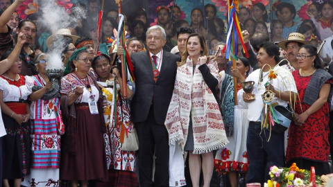 El presidente de México, Andrés Manuel López Obrador (c-i)recibe junto a su esposa, Beatriz Gutiérrez Müller, (c-d), el Bastón de Mando por parte de los representantes de los pueblos indígenas de México hoy, en Ciudad de México (México). El