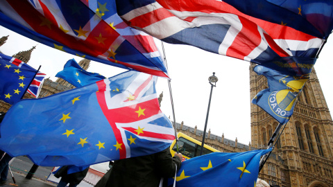 Manifestantes protestan contra el brexit frente al Parlamento en Londres.- REUTERS