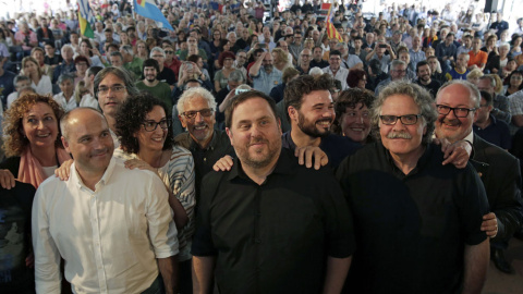 Los dirigentes de ERC Ester Capella, Jordi Salvador, Xavier Eritja, Marta Rovira, Oriol Junqueras, Gabriel Rufián, Teresa Jordà, Joan Tardà y Joan Capdevila, durante el acto político que el partido ha celebrado hoy en Sabadell. EFE