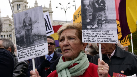 Una mujer se manifiesta por el recuerdo de las víctimas del franquismo en Madrid.