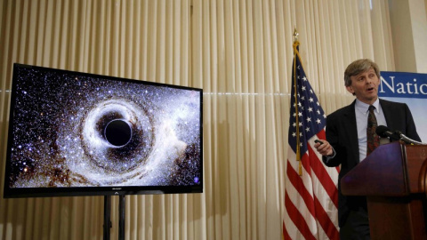 El Dr. David Reitze muestra la fusión de dos agujeros negros en una conferencia de prensa para discutir la detección de ondas gravitacionales en Washington. Reuters