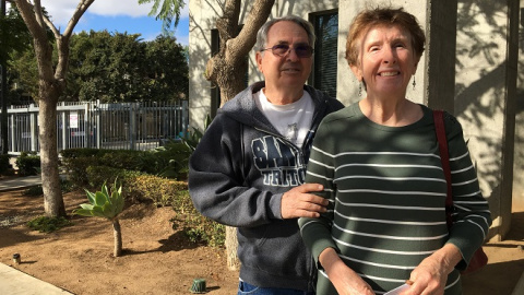 Bob y Mary Joe se acercaron a la sede de la ONG Border Angels, en San Diego, para aportar material en solidaridad con la caravana migrante