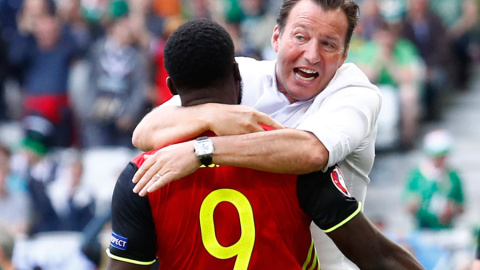 Lukaku celebra con el seleccionador belga, Wilmots, su primer gol a Irlanda del Norte. REUTERS/Michael Dalder