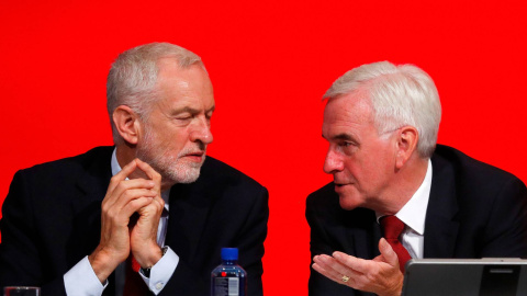 Jeremy Corbyn, junto al portavoz económico, John McDonnell. Reuters