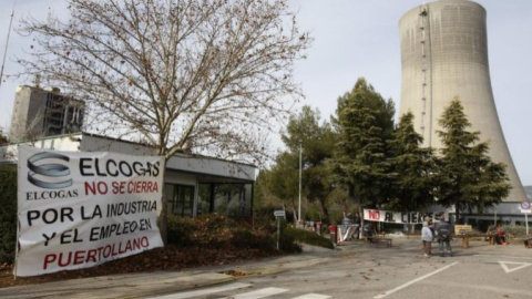 Trabajadores de la empresa Elcogas de Puertollano a la entrada de las instalaciones.- EFE