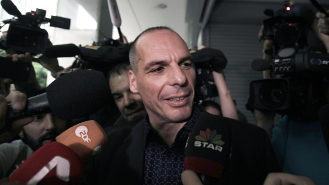 El ministro de Finanzas griego, Yanis Varoufakis, a su llegada a la reunión del Consejo de Estabilidad Financiera de Grecia.. EFE/EPA/SIMELA PANTZARTZI