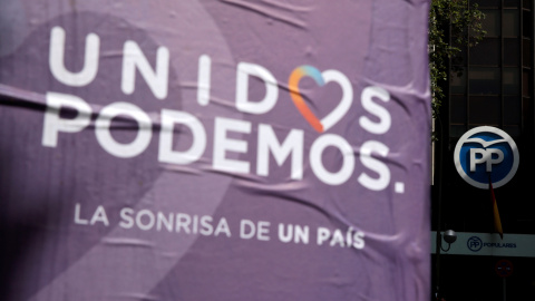 Un cartel de Unidos Podemos, visto cerca de la sede del PP en Madrid.  REUTERS/Andrea Comas