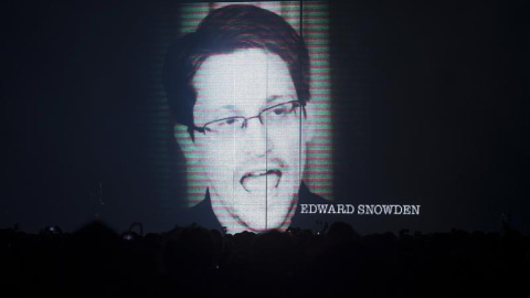 Una proyección de Edward Snowden durante uno de los temas del compositor e intérprete francés de música electrónica Jean Michel Jarre en su concierto en la segunda jornada del Sonar'16. EFE/Quique García