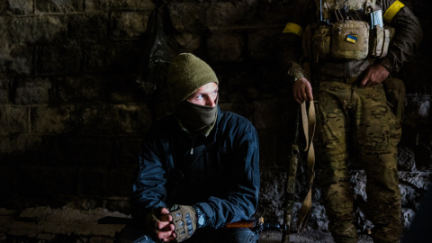 Un soldado ucraniano observa en la ciudad de Bakhmut, en la región industrial oriental del Donbás en Ucrania, a 23 de octubre de 2022.