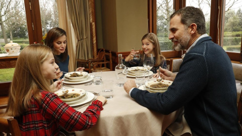 Imagen de los reyes de España junto a sus dos hijas.- CASA REAL