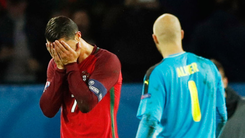 Cristiano Ronaldo se lamenta tras fallar el penalti ante Austria. REUTERS/John Sibley