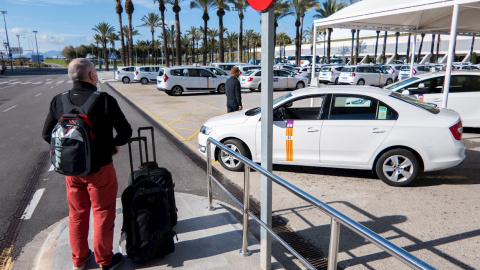 Pasajeros a su llegada este domingo al aeropuerto de Palma de Mallorca.