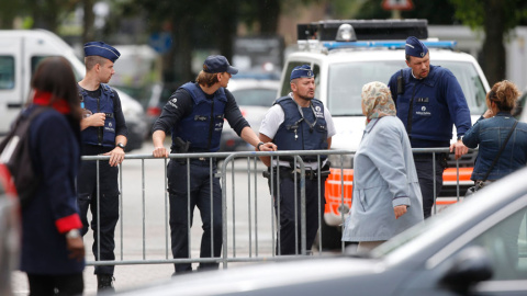 La policía bloquea el acceso a la Avenida de Caserne en Etterbeek durante la reconstrucción del atentado de Maelbeek en Bruselas. EFE