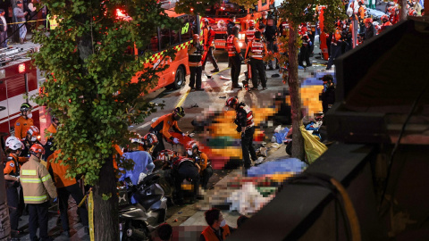 Los equipos de rescate y los bomberos trabajan en el terreno tras la estampida en las celebraciones de Halloween de Seúl (Corea del Sur)