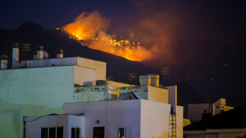 Las llamas y el humo se extienden por los montes cercanos a la localidad de Agaete.- REUTERS BORJA SUAREZ