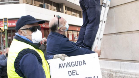 Operarios cambian el nombre de la Avenida Joan March por Avenida del Gran i General Consell.