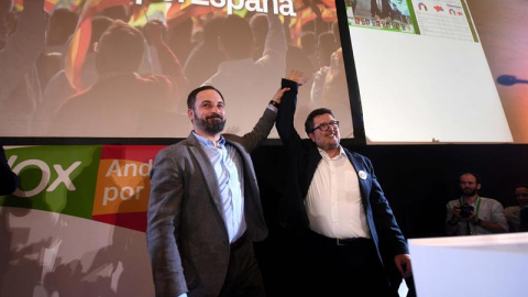 El presidente de Vox, Santiago Abascal (i), y el candidato a la presidencia de la Junta de Andalucía, Francisco Serrano, tras conocer los resultados en las elecciones andaluzas esta noche en un hotel de Sevilla. EFE/Rafa Alcaide