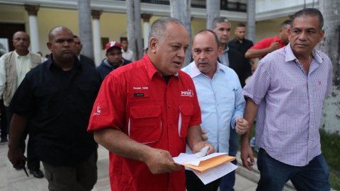 12/08/2019.- El jefe de la Asamblea Nacional Constituyente (ANC), Diosdado Cabello (c), sale tras una sesión de la ANC este lunes, en Caracas (Venezuela). La Asamblea Nacional Constituyente (ANC) de Venezuela, integrada solo por oficialista