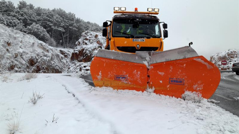 Un quitanieves trabaja en una carretera de Granada. /EFE