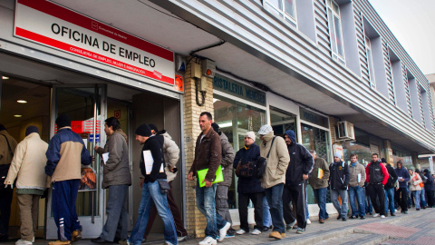 Varios demandantes de empleo, a las puertas de una oficina / EFE