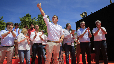 El presidente de Ciudadanos (C's) y candidato a la presidencia del Gobierno, Albert Rivera, al término del acto central de campaña del partido naranja en el madrileño Parque de Berlín. EFE/Zipi