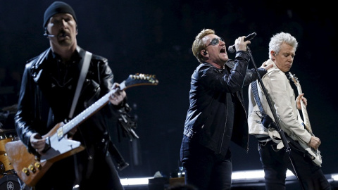 Bono (centro), The Edge (izquierda) y Adam Clayton de U2 , durante un concierto en París. REUTERS