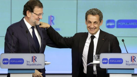 El presidente del Gobierno, Mariano Rajoy (i), y el expresidente francés y presidente del partido Los Republicanos, Nicolás Sarkozy (d).- EFE