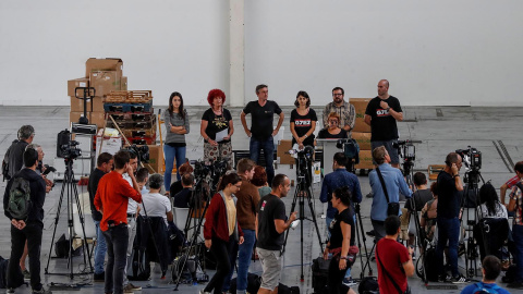 Los promotores de la contracumbre durante una comparecencia previa al encuentro que arranca este miércoles en Irun. EFE/Javier Etxezarreta