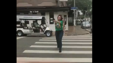 Fragmento del vídeo que muestra a la diputada brasileña apuntando a un hombre en las calles de Sao Paulo.