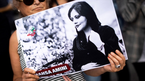 Una manifestante sostiene en París una pancarta con un retrato de Mahsa Amini, cuya muerte fue el detonante de las protestas en Irán