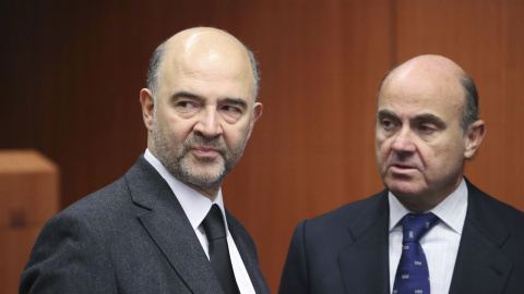 El comisario de Asuntos Económicos, Pierre Moscovici, con el ministro de Economía, Luis de Guindos. REUTERS