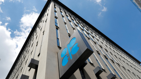 El logo de la OPEP (OPEC, en inglés) en su sede en Viena. REUTERS/Leonhard Foeger