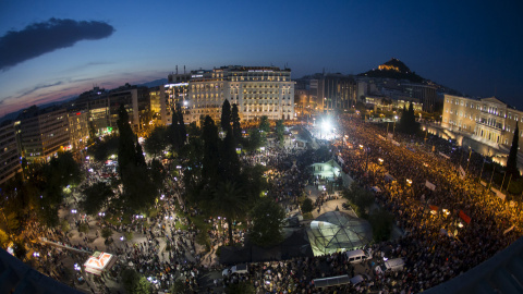 Los manifestantes llenan los alrededores del Parlamento Griego, en Atenas, en contra del la austeridad y a favor del 'NO' en el referéndum.-  REUTERS / Marko Djurica