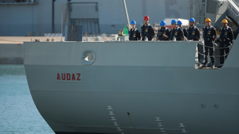 20/08/2019.- Miembros de la tripulación se suben a bordo del buque militar español Audaz antes de que parta de la base naval de Rota, en Cádiz. REUTERS/Jon Nazca