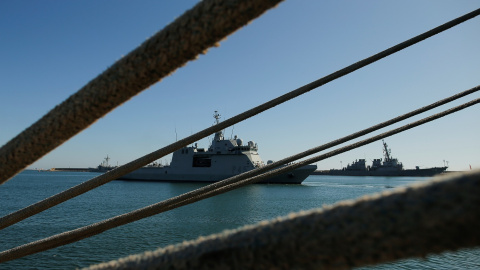 20/208/2019.- El buque de la Armada española parte del puerto de Rota, Cádiz. REUTERS/Jon Nazca